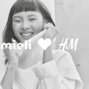 Kuva hymyilevästä naisesta. Kuvassa teksti Mieli sydän H&M.