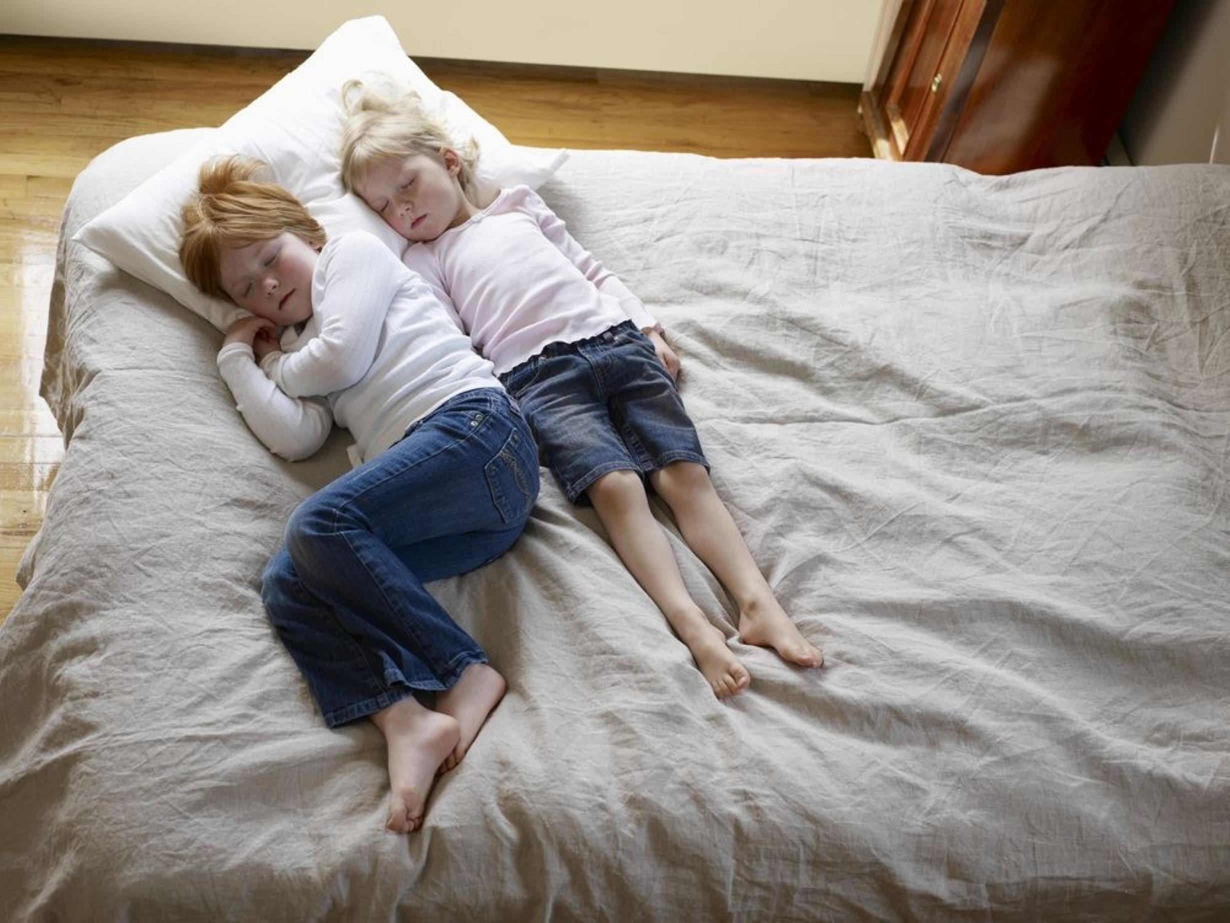 Связанные дети на кровати