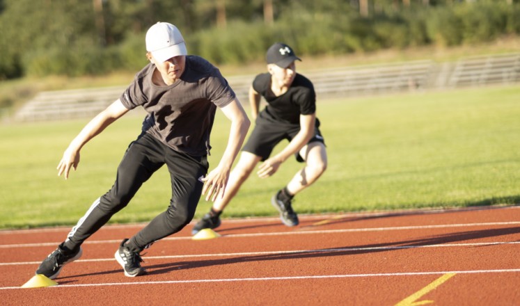 Ungdomar tränar på en sportplan