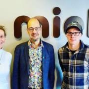Amy Skogberg, Gutte Ahlroos och Kristian Wahlbeck poserar med texten "mieli" i bakgrunden