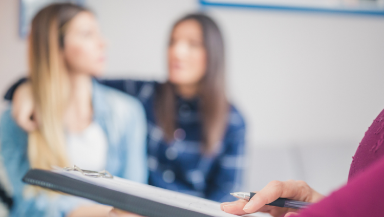 Kaksi tyttöä terapeutin vastaanotolla