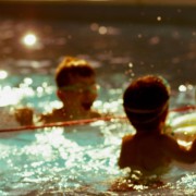 Kaksi lasta uima-altaassa