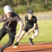 Ungdomar tränar ute på idrottsplanen