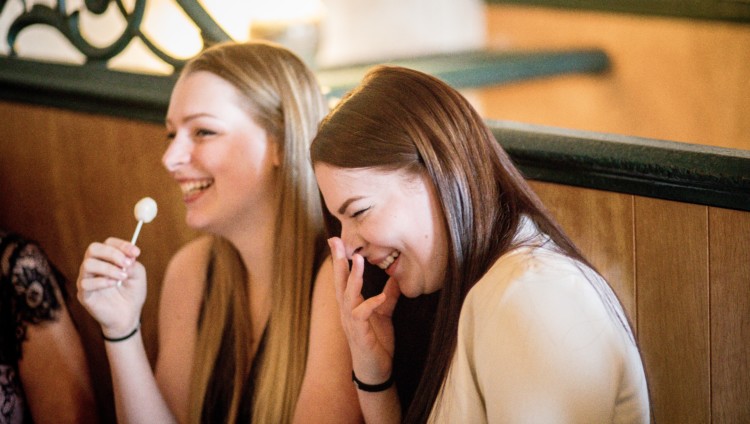 Tytöt nauravat yhdessä