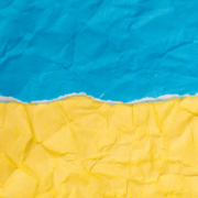 sini-keltainen paperi jossa repeämä ja ryppyjä
