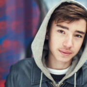 Nuori henkilö katsoo kameraan.