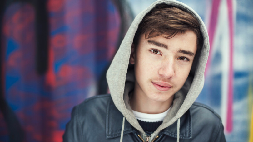 Nuori henkilö katsoo kameraan.