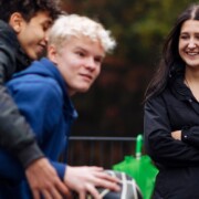 Teinit taistelevat koripallosta