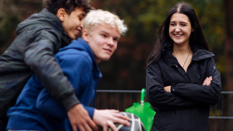 Teinit taistelevat koripallosta