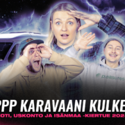 Teksti kuvassa: PPP karavaani kulkee, koti, uskonto ja isänmaa -kiertue 2024. Kuvassa juontajat Poikelus, Pehkonen ja Parikka.