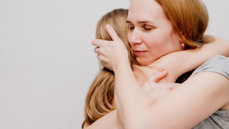 Nainen halaa lasta