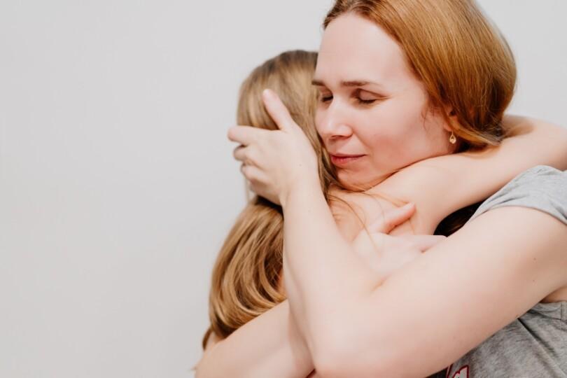 Nainen halaa lasta