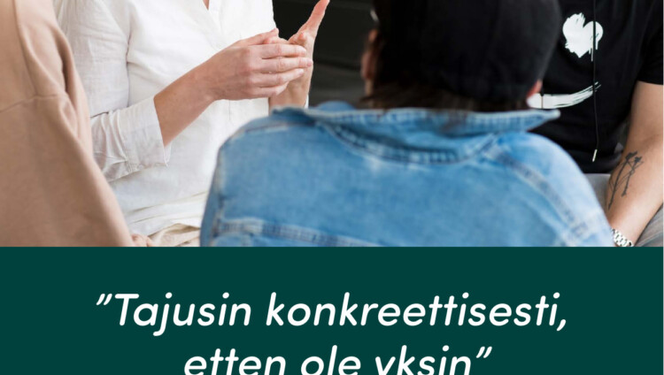 Neljä henkilöä istuu puhumassa ryhmässä