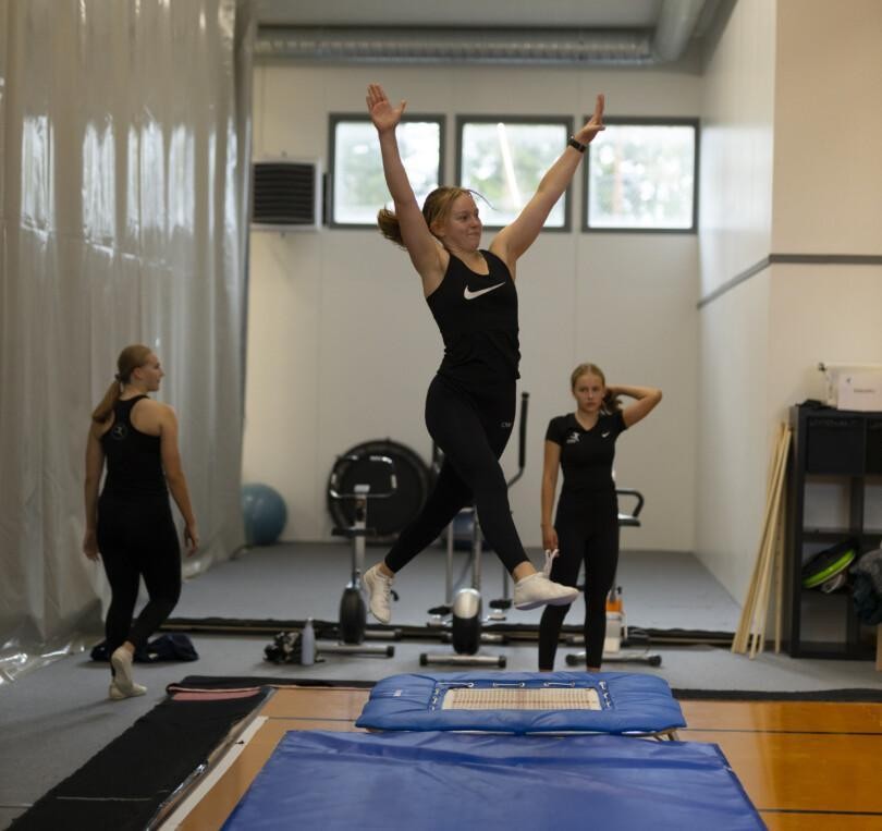 Nuoret urheilijat harjoittelevat hyppyjä aerobic-harjoituksissa