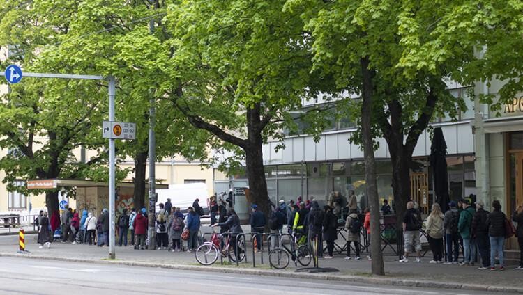 Kuvassa ihmisiä jonottamassa ruoka-apuun Helsingin Harjussa 29.5.2025
