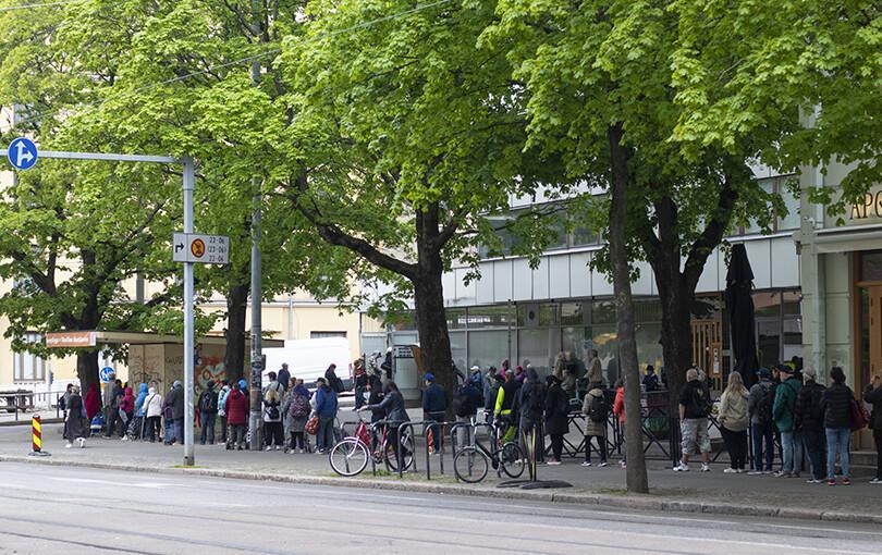Kuvassa ihmisiä jonottamassa ruoka-apuun Helsingin Harjussa 29.5.2025