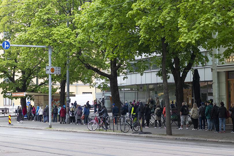 Kuvassa ihmisiä jonottamassa ruoka-apuun Helsingin Harjussa 29.5.2025