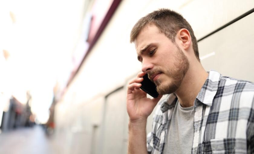 En man i telefon