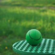 Vihreä pallo vihreän mailan päällä