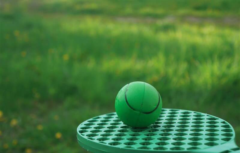 Vihreä pallo vihreän mailan päällä