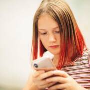 Nuori ja puhelin