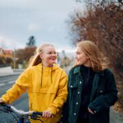 Nuoret taluttaa pyörää