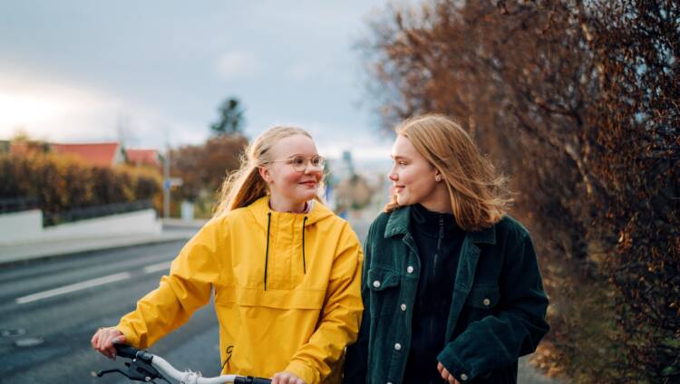 Nuoret taluttaa pyörää