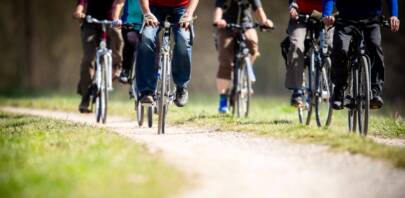 Ryhmä pyöräilee hiekkatiellä