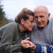 Vanhempi mies ja nainen istuvat penkillä