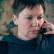 Vakava nainen puhuu puhelimessa