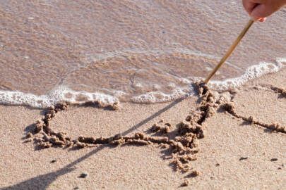 Piirretään sydän hiekkaan