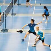 Nuoret pelaavat sulkapalloa