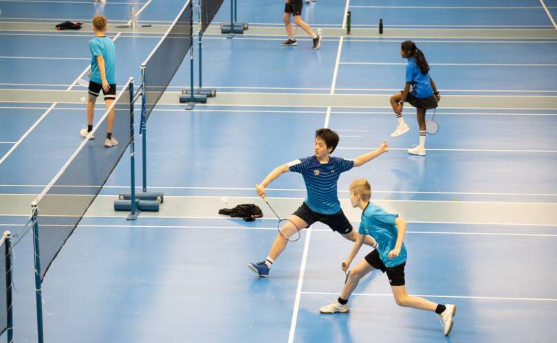 Nuoret pelaavat sulkapalloa