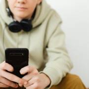 Nuori puhelimen kanssa