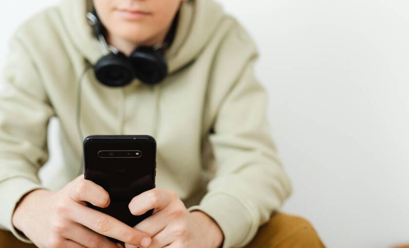 Nuori puhelimen kanssa