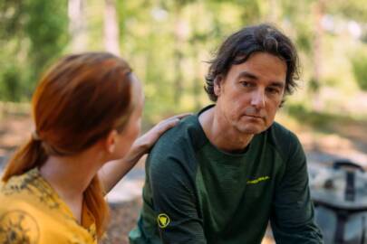 Kaksisi henkilöä, toinen tukee koskettamalla kevyesti olkapäästä.