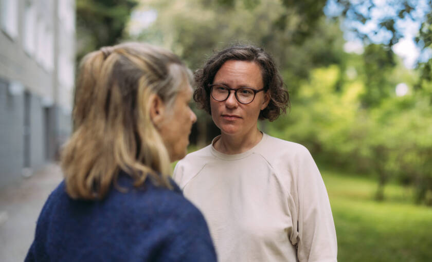 Kaksi henkilöä keskustelevat