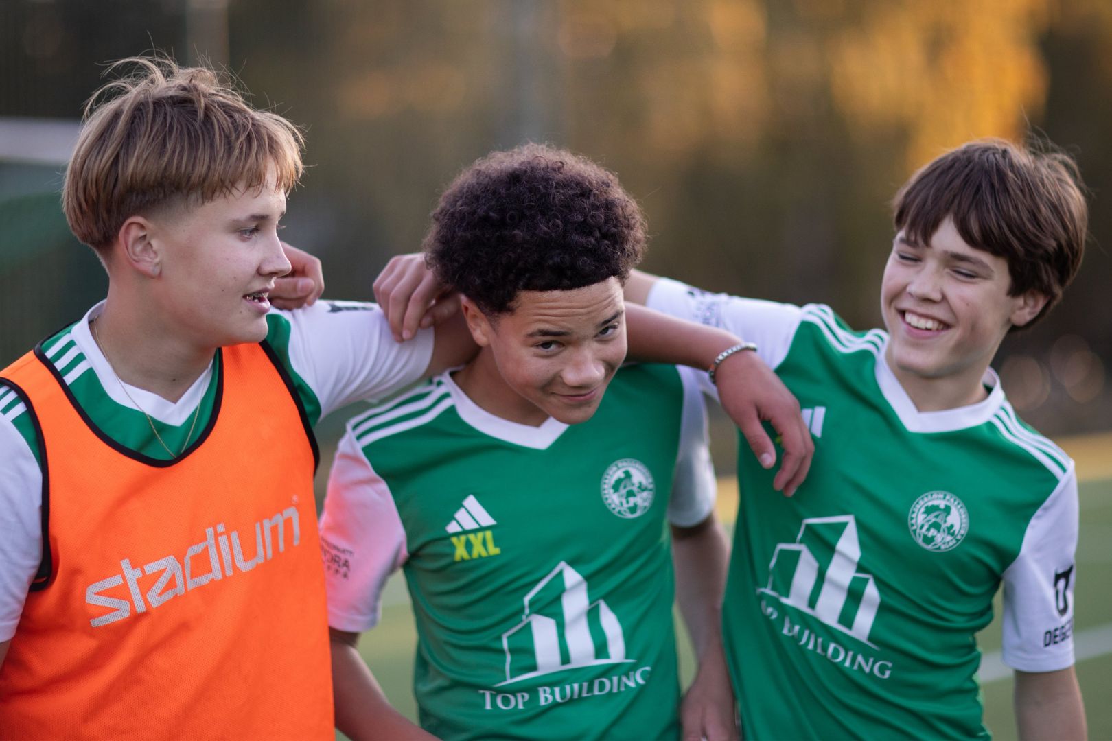 Nuoret urheilijat kentällä
