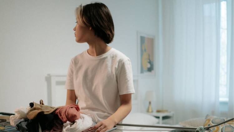 Nuori nainen lajittelee pyykkiä