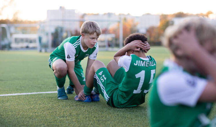 Nuoret harjoittelevat urheilukentällä