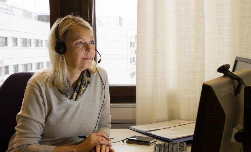 Kriisipuhelimen vastaajanainen puhuu puhelimessa tietokoneen välityksellä Lauri Hovi